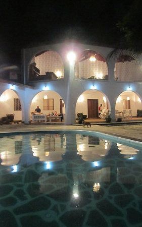 Giraffe House Bed and Breakfast Malindi Exteriör bild