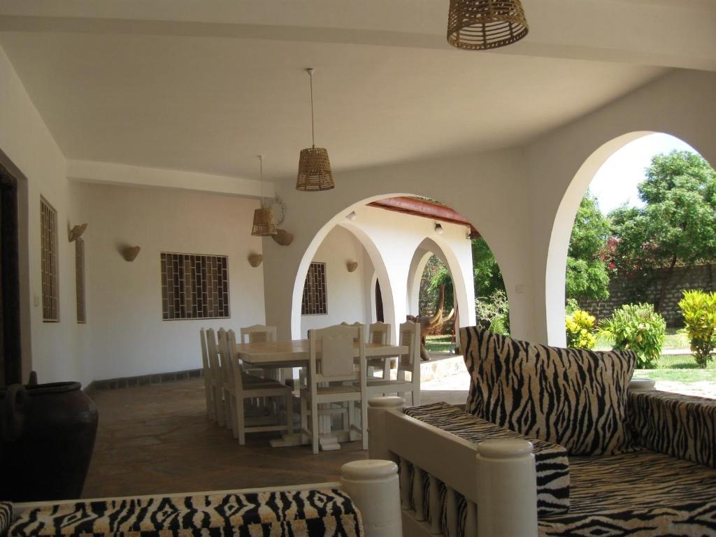 Giraffe House Bed and Breakfast Malindi Exteriör bild